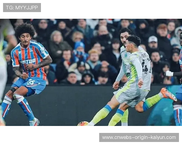 曼城持续压制创造射门空间,福登禁区外重炮偏出 曼城持续压制创造射门空间,福登禁区外重炮偏出