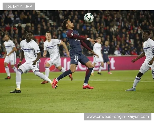 欧冠中场直塞撕裂整条防线形成单刀——洞察力与执行力的胜利法则