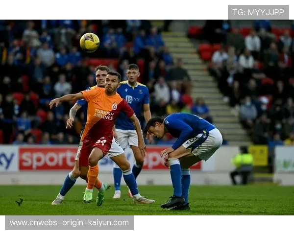 加拉塔萨雷女足杨莉娜接球就起速，边路强突杀入禁区