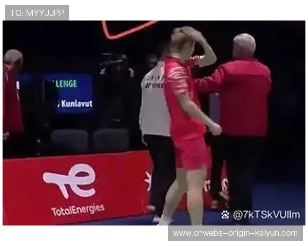 羽毛球少年把球打破了，裁判都懵